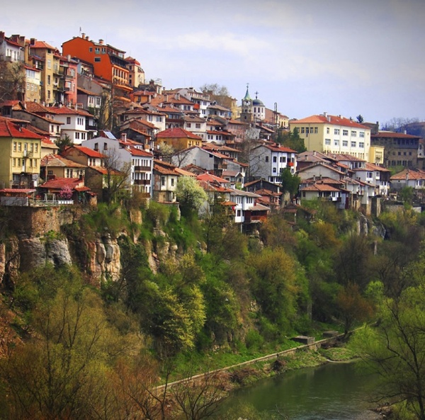 Veliko Tarnovo - một thị trấn nằm trên một vách đá khá độc đáo thuộc tỉnh Veliko Tarnovo, Bungaria.